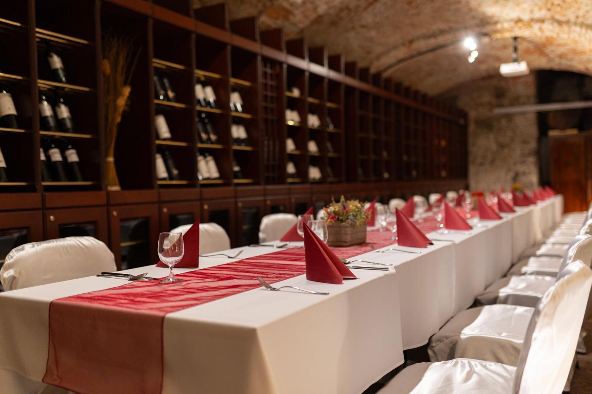 Boutique Hotel Zlaty Dukat Кошице Экстерьер фото